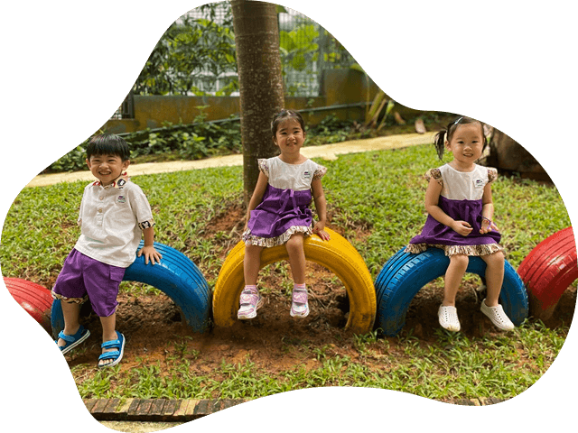 Our outdoor spaces are thoughtfully designed to inspire exploration, creativity and physical development. Children engage with nature, climb, run and play in a safe, stimulating environment that promotes gross motor skills, social interaction and a sense of curiosity. Every corner encourages discovery, teamwork and joyful learning beyond the classroom.